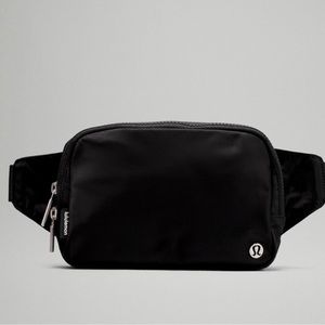 NWT Large Lululemon Everywhere Belt Bag in Black